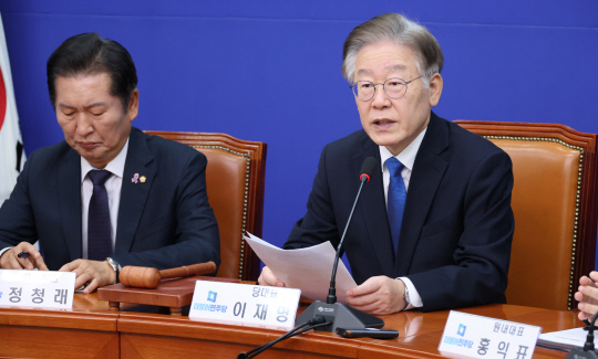 이재명 더불어민주당 대표가 30일 국회에서 최고위원회의를 하고 있다. 연합뉴스.